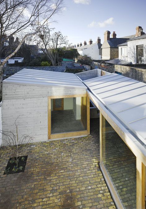 DAD0210CS10 Urban Courtyards, Dublin House, Architecture Antique, Zinc Roof, Brick Paving, Roof Architecture, Casa Exterior, Amazing Buildings, Small Buildings