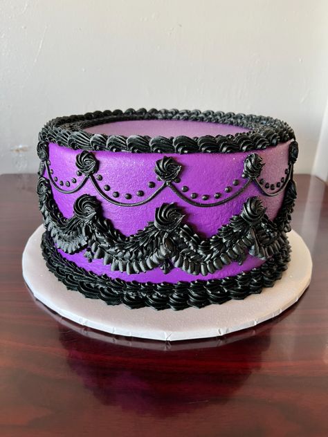 Easy Wednesday Addams Cake, Goth Birthday Cake Ideas, Black And Purple Cake Ideas, Addams Family Cake Ideas, Black And Purple Birthday Cake, Pastel Merlina Addams, Witch Cake Birthdays, Purple Black Cake, Vintage Halloween Cake