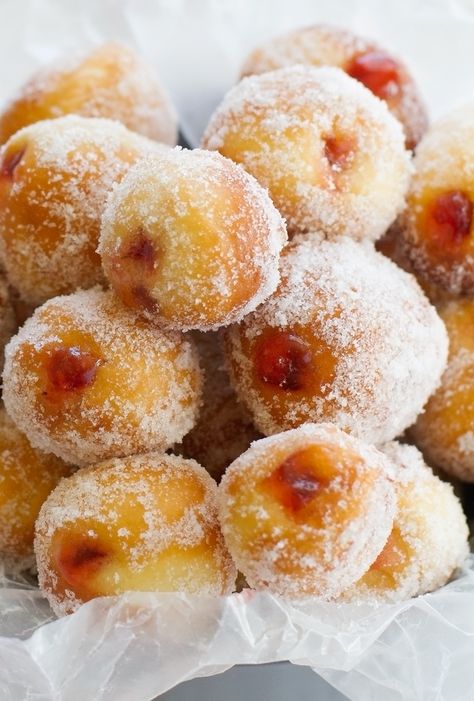 Strawberry Jelly Donut Holes - better than any donut shops version and easy step by step picture so you can make it at home! #doughnuts #donuts #donutholes #jellydonuts | littlespicejar.com Jelly Donuts Recipe, Donut Hole Recipe, Jelly Doughnuts, Doughnut Holes, Homemade Donuts Recipe, Strawberry Jelly, Filled Donuts, Donut Holes, Delicious Donuts