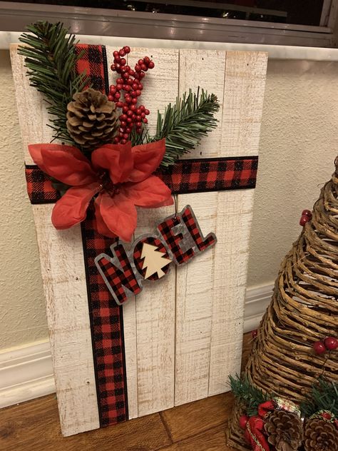 Clothespin Christmas Tree, Gift Planks, Woodworking Christmas, Vertical Signs, Christmas Present Decoration, Holiday Wood Crafts, Christmas Clothespins, Christmas Decorations Diy Outdoor, Diy Christmas Decorations Easy