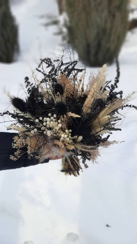 White Flower Boutonniere, Halloween Bouquet, Black Groom, Dark Wedding Theme, Black Bouquet, White Gothic, Nye Wedding, Lapel Flower, Dark Wedding