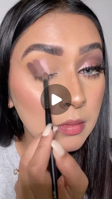 Rashna Kutwaroo on Instagram: "Rate the final look 1-10🌸💕 Have you guys tried these Eyemakeup hacks?
.
.
Find products used on my LTK. 💕
.
.
#eyeshadowtutorial #pinkeyeshadow #pinkeyemakeup #eyeshadowlook #eyeshadowhack #makeuphacks #eyelinerhacks #makeupforbeginners #easymakeup #makeupideas #easyeyemakeup" Makeup Tutorial For Eyeshadow, How To Do Easy Eye Makeup, Easy Stunning Eye Makeup, Eyeshadow Brushes Guide Cheat Sheets, Make Up Step By Step Eyes, Smokey Eyeshadow Tutorial Step By Step, Eye Shadow Placement, Cool Eye Makeup Tutorial, How To Put On Eye Shadow Step By Step