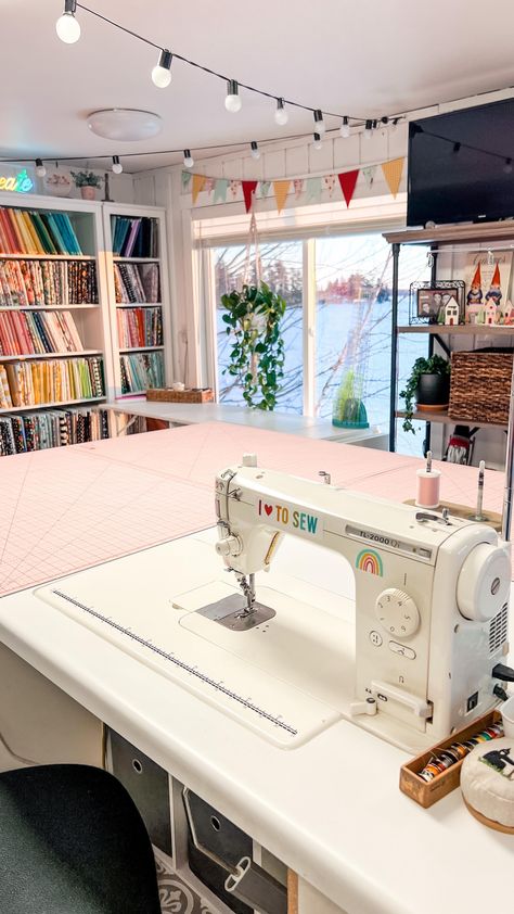 Tiny Sewing Room, Sewing Studio Space, Quilt Room Organization, Sewing Studio Organization, Sewing Shed, Small Sewing Rooms, Little Desk, Small Craft Rooms, Sewing Room Inspiration