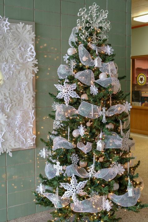 SNOWFLAKE CHRISTMAS TREE Snowflake Themed Christmas Tree, Tree Theme Ideas, Christmas Tree Theme Ideas, Christmas Snowflakes Crafts, Snowflakes Christmas Tree, Snowflake Crafts, Christmas Tree Theme, Corkboard Ideas, Winter Christmas Tree