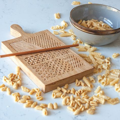 Pasta Board Wooden Diy, Ceramic Pasta Board, Diy Pasta Board, Pasta Board Ideas, Pasta Making Party, Pasta Making Recipes, Pasta Rack, Pasta Board, Diy Pasta