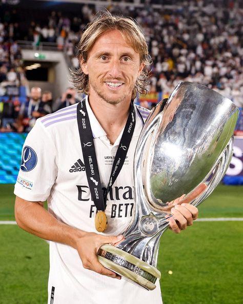 Modric Real Madrid, Luka Modric, Soccer Event, Women's Soccer Team, Real Madrid Wallpapers, Madrid Wallpaper, Female Soccer Players, Soccer Workouts, Soccer Party