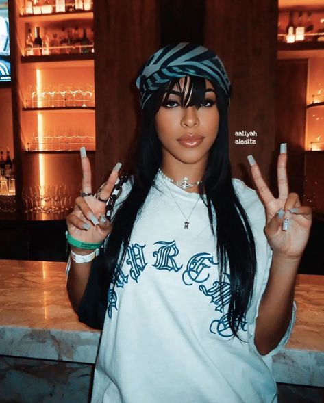 Aaliyah Fashion Outfits, 90s Black Outfit Women, 2000s Aliyah, Aaliyah Hairstyles 90s, Aaliyah Bangs, Aaliyah Aesthetic Outfit, Aliyah Singer, Aaliyah Wallpaper Iphone, Aaliyah Pretty