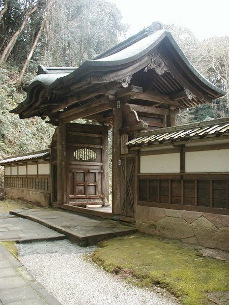 Matsue Castle, entrance to Gessho temple Abandoned Japanese Temple, Traditional Japanese Estate, Japanese Gates, Japanese Entrance, Japanese Mansion, Japanese Palace, Castle Entrance, Medieval Japanese, Japanese Temples