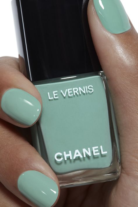 LE VERNIS Longwear Nail Colour 590 - VERDE PASTELLO | CHANEL Mint Aesthetic, Chanel Nail Polish, Unghie Nail Art, Chanel Nails, Nagellack Trends, Manicure Gel, Green Nail Polish, Green Nail, My Nails