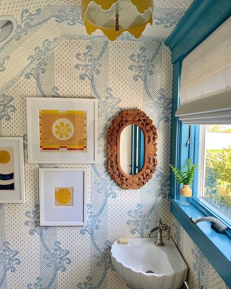 Sister Parish Design on Instagram: “Good morning Kinnicutt Wallpaper! This bathroom by @katierosenfeld reminds us of the bathrooms in our Summer House in Maine!…” Katie Rosenfeld, Sister Parish, California Room, Custom Chandelier, Corner Sink, Powder Room Design, Sample Paper, Yellow Art, Elegant Bathroom