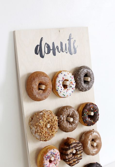 Definitely going to need this DIY donut wall at the wedding! Diy Donut Wall, Wedding Party Food, Donut Board, Gluten Free Party Food, Summer Party Food, Gluten Free Party, Diy Donut, Wedding Food Stations, Donut Birthday Party