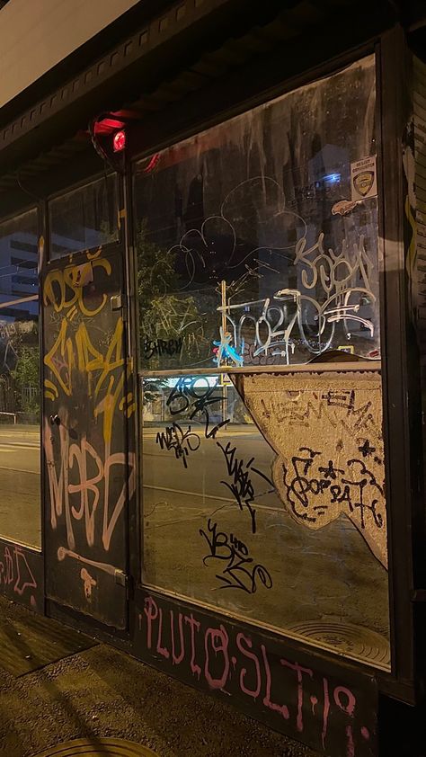 Pretty Graffiti, 80’s Room, Dark Night Aesthetic, Aesthetic Graffiti, At Night Aesthetic, Alt Aesthetic, Graffiti Tagging, Urban Aesthetic, Subway Surfers