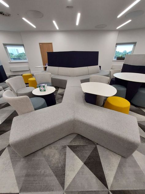 Grey, blue and yellow agile workspace with modular sofas. Desk Modular, Working Station, Working Office, Smart Working, Modular Office, Modular Sofas, Interior Design Guide, Office Sofa, Office Seating