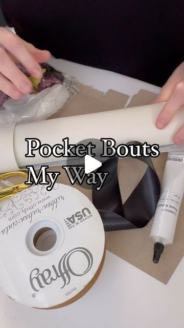 Diy Butiner Wedding, How To Make A Pocket Boutonniere Diy, Bootinterieur Wedding Diy, Small Pocket Boutonniere, Diy Wedding Boutonnieres, Pocket Boutonniere Diy, Pocket Bouts, Diy Boutineers How To Make, Diy Pocket Boutonniere