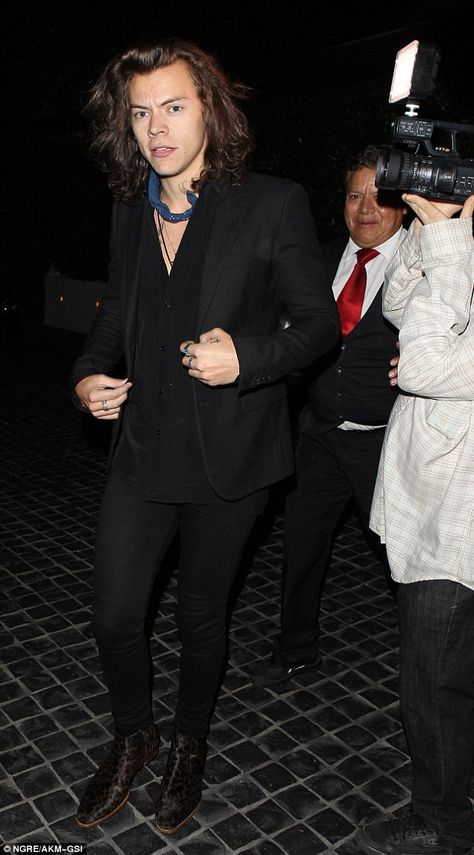 Dinner date: Harry Styles joined friends for dinner at Cecconi's restaurant in West Hollyw... Harry Styles Boots, Harry Styles Looks, Harry Styles Quotes, Chelsea Handler, Harry Styles Cute, One Direction Harry Styles, Wearing All Black, Harry Styles Photos, Rocker Style