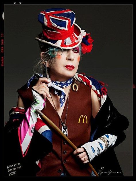 Anna Piaggi - No one has been as funny and irreverent since.  The McDonald's vest with the horseshoe charm, Playboy necklace, stars and stripes and Union Jack... Never forget how much can be said without words. Anna Piaggi, Fashion Journalist, Isabella Blow, Stephen Jones, Magazine Vogue, Advanced Style, British Flag, Famous Fashion, Christian Lacroix