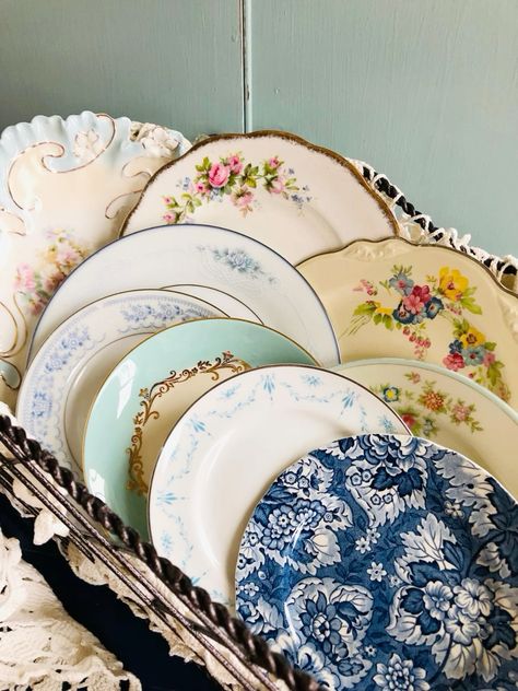 Antique Floral Plates, Mismatched Dishes Wedding, Mismatched Dishes Table Settings, Mismatched Vintage Plates, Mismatched Dinner Plates, Mix Match China Wedding, Mismatch Crockery, Mix Match China Table Settings, Vintage Table Setting Dinner Parties