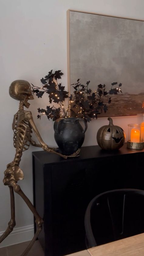 Fall Stems Decor, Moody Halloween Aesthetic, Organic Halloween Decor, Halloween Inspo Decor, Halloween 2024 Decoration, Halloween Decor 2024, Tasteful Halloween Decor, Moody Halloween Decor, Apartment Halloween Decor