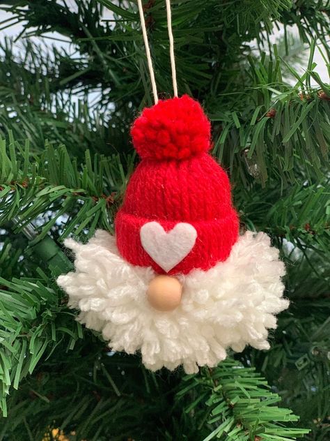 Christmas Toys Handmade, Yarn Santa, Make A Pompom, Yarn Ornaments, Crafting Party, Yarns Ornaments, Christmas Crafts To Sell, Diy Christmas Tree Ornaments, Creative Christmas Trees