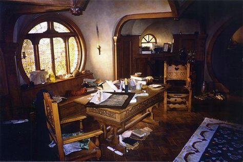 Bag End Interior Design | LOTR Bag End hobbit-hole interior Casa Do Hobbit, Hobbit Bilbo, Hobbit Homes, Hobbit Holes, Hobbit Home, Casa Hobbit, Earth Sheltered Homes, Hobbit Houses, Sheltered Housing