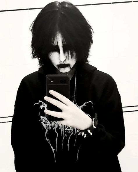 Evan bloodlust emo corpse paint black metal metalhead Corpse Make Up Metal, Goth Metalhead Guy, Male Corpse Paint, Male Gothic Makeup, Black Metal Face Paint, Metal Makeup Men, Metalcore Makeup, Corpse Paint Aesthetic, Corpse Paint Men