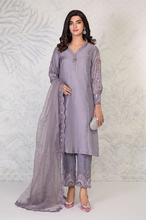 Clothes Pakistani, Shalwar Kameez Pakistani, Suits For Women Indian, Pakistani Women, Pakistani Clothes Online, Pakistani Clothes, Embroidered Suit, Latest Dress Design, Simple Kurti Designs