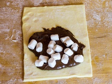 Nutella Marshmallow Puff Pastry, Nutella Turnovers Puff Pastries, Nutella Turnovers, Nutella Puff Pastry, Puffed Pastry, Gluten Free Puff Pastry, Smore Recipes, Turnover Recipes, Puff Pastry Desserts