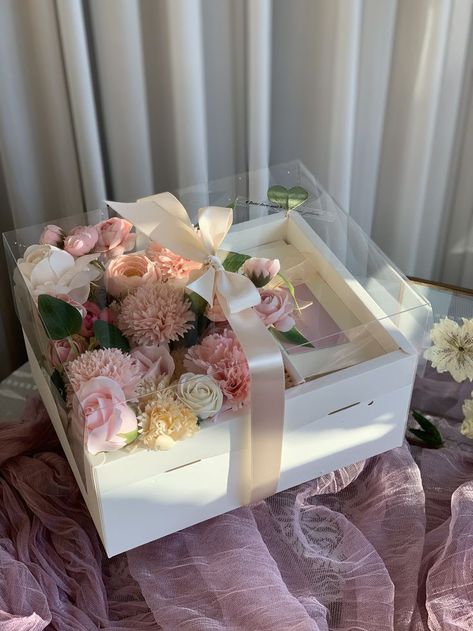 Gift Box Cakes, Chocolate Covered Strawberries Bouquet, Diy Gifts To Sell, Bridal Gift Wrapping Ideas, Flower Box Gift, Flower Bouquet Diy, Flower Gift Ideas, Flower Business, Flowers Bouquet Gift