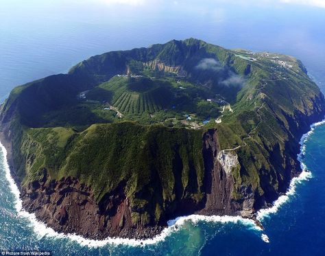 Bravest village ever? The settlement of Aogashima in the Philippine Sea, has 200 inhabitan... The Bridge Kingdom, Active Volcano, Breathtaking Places, Beautiful Places On Earth, Nagoya, Yokohama, The Bridge, Places Around The World, Most Beautiful Places