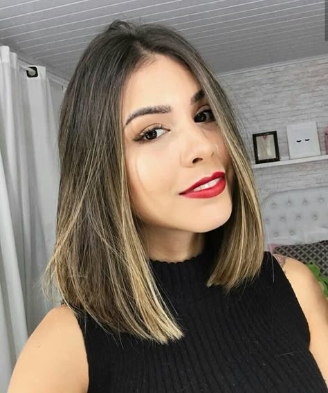 Modern Bob Hairstyles, Sleek Short Hair, Long And Short Hair, Medium Long Haircuts, Long Haircuts, Medium Layered Hair, Layered Cut, Brown Hair Balayage, Light Hair Color