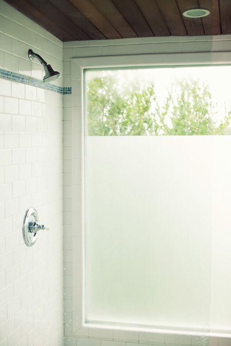 Try inexpensive contact paper to add frosted windows. 42 Cheap And Easy Home Upgrades That Will Make Your Home Look More Expensive Bathroom Window Privacy, Easy Home Upgrades, Bath Window, Bathroom Window Treatments, Frosted Glass Window, Window In Shower, Bathroom Window, Frosted Windows, Bad Inspiration