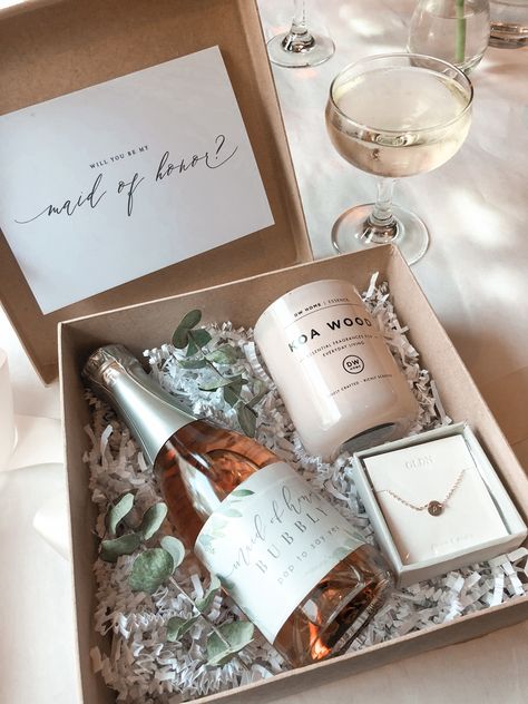 Bridesmaid Proposal Simple, Simple Bridesmaid Proposal, Proposal Simple, Bride Era, Couple Wedding Rings, Wedding Plan, Proposal Box, Bridesmaid Proposal Box, Bridesmaid Proposal Gifts