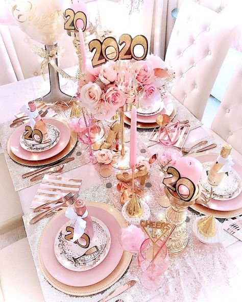 🌸 Linda SV 🌸 en Instagram: “💖The countdown is on to New Year’s Eve! 🌸🌟🍽🥂🍾🌟🌸 This was last year‘s very pink and gold tablescape with just a little bit of glitz and…” Pink New Years, New Years Eve Decor, Gold Table Decor, New Years Eve Dinner, Inspire Me Home Decor, New Years Eve Decorations, Glam Decor, Gold Table, New Year Decor