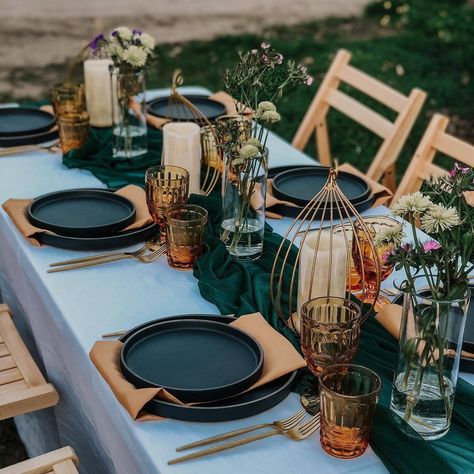 Moody Fall Wedding Table Decor, Fall Backyard Dinner Party, Moody Fall Dinner Party, Fall Tablescapes 2023, Moody Backyard Wedding, Modern Fall Tablescapes, Thanksgiving Table Settings Black, Black Plates Table Setting, Black Thanksgiving Table