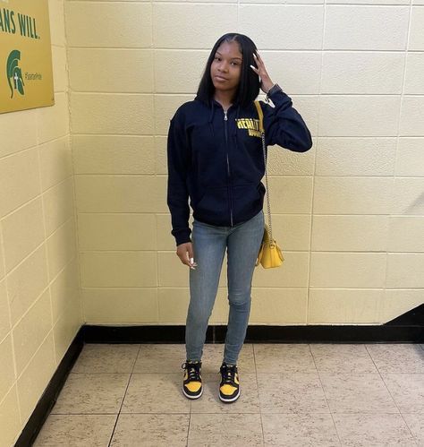 Outfits With Michigan Dunks, Michigan Dunks Outfit Black Woman, Navy Blue And Yellow Dunks Outfit, Michigan Dunk Outfit, Michigan Dunks Outfit, Michigan Dunks, Dunks Outfits, Dunks Outfit Woman, Black Cargo Pants Outfit