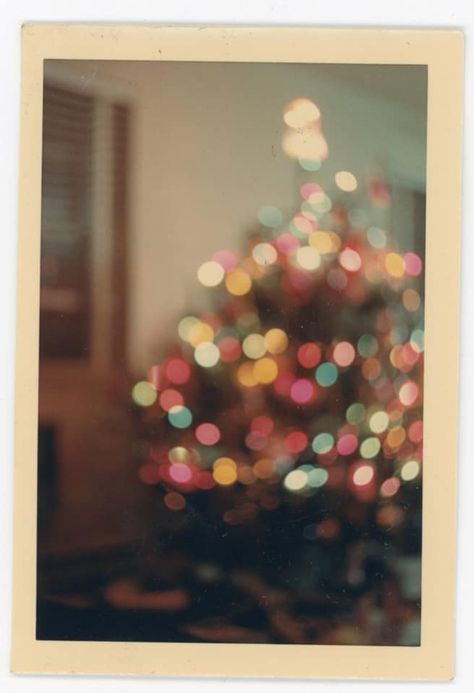 Vintage Christmas Party Photos, Warm Nostalgic Christmas, Vintage Christmas Aesthetic Photos, Vintage Holiday Photos, Film Photography Christmas, Vintage Christmas Photography, Christmas Polaroid Aesthetic, Retro Holiday Party, Vintage Holiday Aesthetic