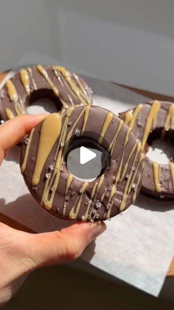 @eatinghealthytoday on Instagram: "Chocolate Peanut Butter Apple Donuts 🍏🍩 (via: @itsvegansis)

These 3-ingredient chocolate peanut butter apple donuts are a game-changer! A sweet, healthy snack that’s quick to make and perfect for apple season. Who knew such a simple treat could be this delicious?

Ingredients:
* Apples
* Peanut butter
* Chocolate

Instructions: Step 1: Prepare the Apples: Slice the apples into thick rounds, removing the core. Step 2: Spread the Peanut Butter: Spread a layer of peanut butter on each apple slice. Step 3: Add the Chocolate: Melt the chocolate and drizzle over the peanut butter. Let it set, and enjoy these healthy, sweet apple donuts!

Follow @eatinghealthytoday for more healthy videos! 🍏✨

#healthysnacks #apple #peanutbutter #chocolate #fallrecipes #heal Apples Peanut Butter, Peanut Butter Apple, Peanut Butter Spread, Donuts Chocolate, Apple Slice, Healthy Videos, Apple Donuts, Apple And Peanut Butter, Recipe Email