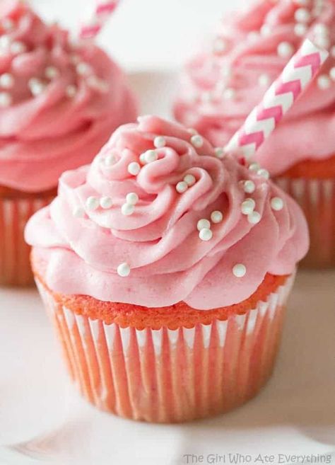 Strawberry Milkshake Cupcakes - The Girl Who Ate Everything Ooey Gooey Butter Cookies, Milkshake Cupcakes, Gooey Butter Cookies, The Girl Who Ate Everything, Strawberry Dessert Recipes, Cake Mini, Strawberry Flavor, 12 Cupcakes, Cupcake Flavors