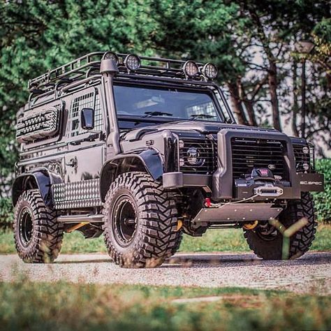 Jeep Defender, Land Rover Defender Expedition, Mobil Off Road, Land Defender, Bug Out Vehicle, Moto Cross, Overland Vehicles, Land Rover Defender 110, Road Vehicle