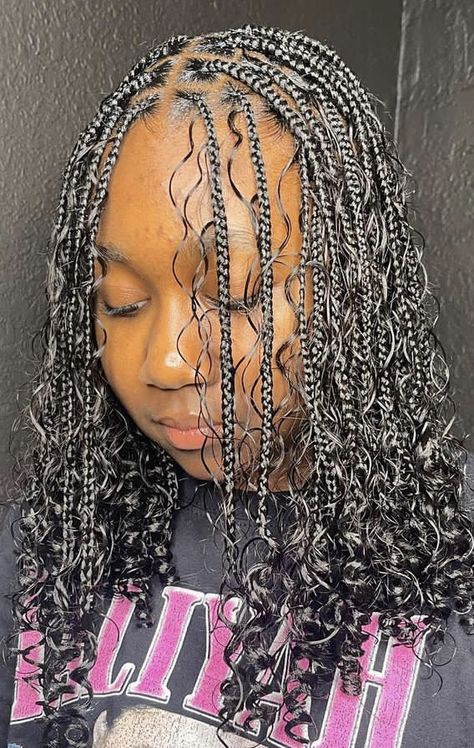 Medium Boho Knotless Braids Shoulder Length, Rare Braided Hairstyles For Black Women, Short Extensions Black Women, Knotless Bob Braids Hairstyles, Small Knotless Boho Bob, Braids For Black Girls Teens, Short Bob Box Braids Styles, Short Bohemian Knotless Braids Bob, Bob Bohemian Braids