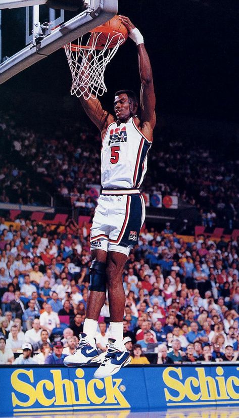 Dream Team 1992, Usa Dream Team, Nba Uniforms, Nba Wallpaper, Team Usa Basketball, Olympic Gold Medal, Nba Mvp, David Robinson, Nba Outfit