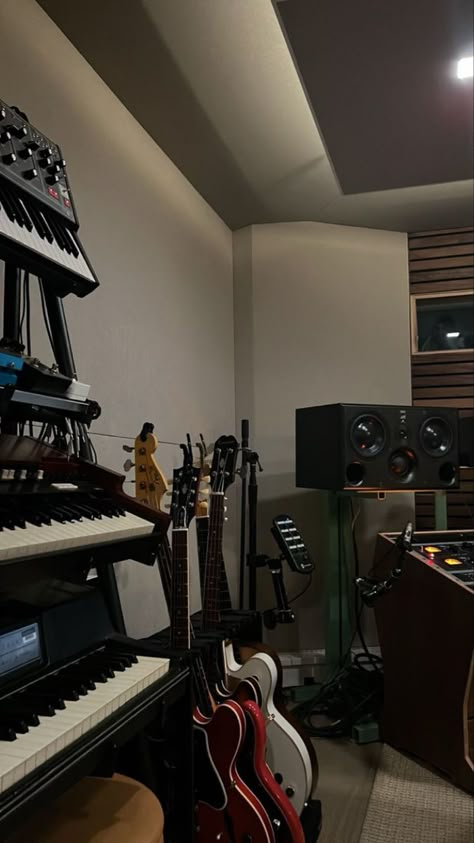 Recording Studio Aesthetic, Instrument Room, Music Studio Aesthetic, Piano Vibes, Muka Lelaki, Band Au, Studio Vibes, Basement Studio, Career Vision Board