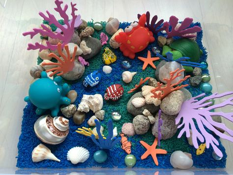 Discover the beauty of a coral reef and its inhabitants. Sensory bin ingredients: rice, seashells, rocks, pebbles, foam corals and fish, marbles, fish painted on pebbles and toy sea creatures. Coral Reef Craft, Ocean Diorama, Ocean Art Projects, Coral Reef Art, Under The Sea Crafts, Ocean Projects, Fun Summer Crafts, Coral Art, Sea Crafts