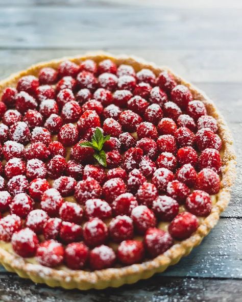 Easter Tart Recipes, French Raspberry Tart, French Custard Tart, French Tarts Desserts, Rasberry Tart Recipes, French Tart Recipes, Raspberry Custard Pie, French Fruit Tart Recipe, Raspberry Custard Tart