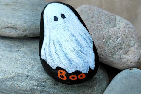 Halloween Ghost Painted Rock, Boo Hand Painted Rock, Halloween Decoration Rock - Etsy Boo Painted Rocks, Ghost Rock Painting, Rock Painting Ideas Halloween, Ghost Rocks Painted, Halloween Rock Art, Halloween Painted Rocks, Painting Stones, Witch Painting, Halloween Crafts Preschool