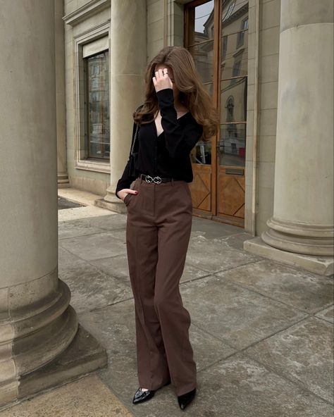 Brown Smart Pants Outfit, Professional Outfits Women Brown Pants, Classy Flared Pants Outfit, Old Money Flare Pants, Dark Beige Trousers Outfit, Classy Student Outfits, Old Money Brown Outfit, Beige Suit Pants Outfit, Carlacrnt Outfits