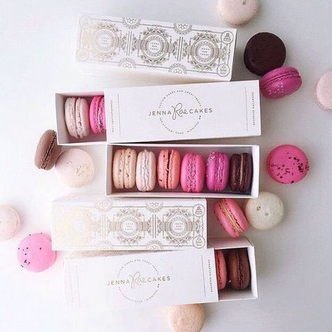 Macaroon Packaging, Macaroon Box, Macaron Packaging, Laduree Paris, Macaron Boxes, Food Box Packaging, Diy Christmas Presents, Dessert Packaging, Macaroon Recipes