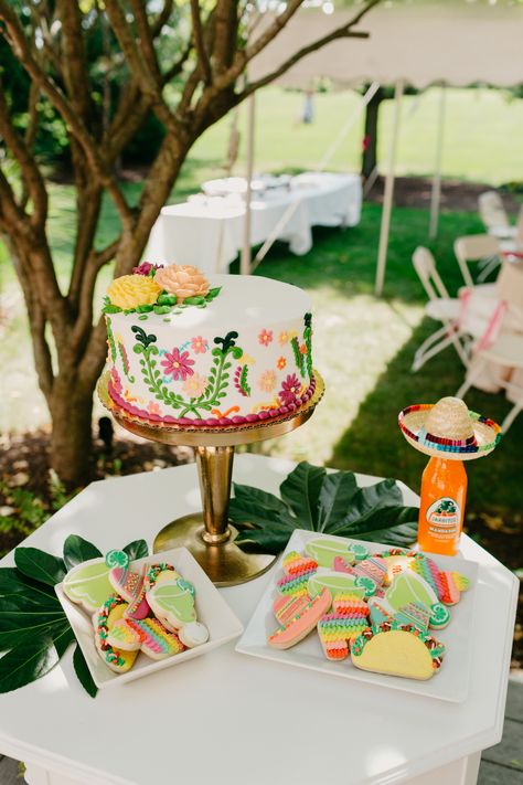 Backyard Fiesta, Fiesta Wedding Shower, Mexican Fiesta Bridal Shower, Wedding Fiesta, Mexican Bridal Showers, Mexican Baby Shower, Fiesta Bridal Shower, Bridal Shower Inspo, Fiesta Birthday Party