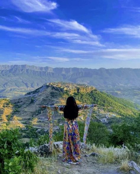 The city of Amedi is located in a very strategic location in Kurdistan. ❤☀️💚 Amedi Kurdistan, Kurdistan Aesthetic, Kurdish Art, Kurdish Girl, Cup Crafts, Cool Pictures Of Nature, Beautiful City, Summer Holiday, Travel Aesthetic