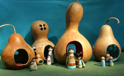 DIY gourd dollhouse tutorial Waldorf Handwork, Dollhouse Tutorials, Decorative Gourds, Dolls Diy, Gourds Crafts, Gourd Art, Nature Crafts, Peg Dolls, Diy Toys